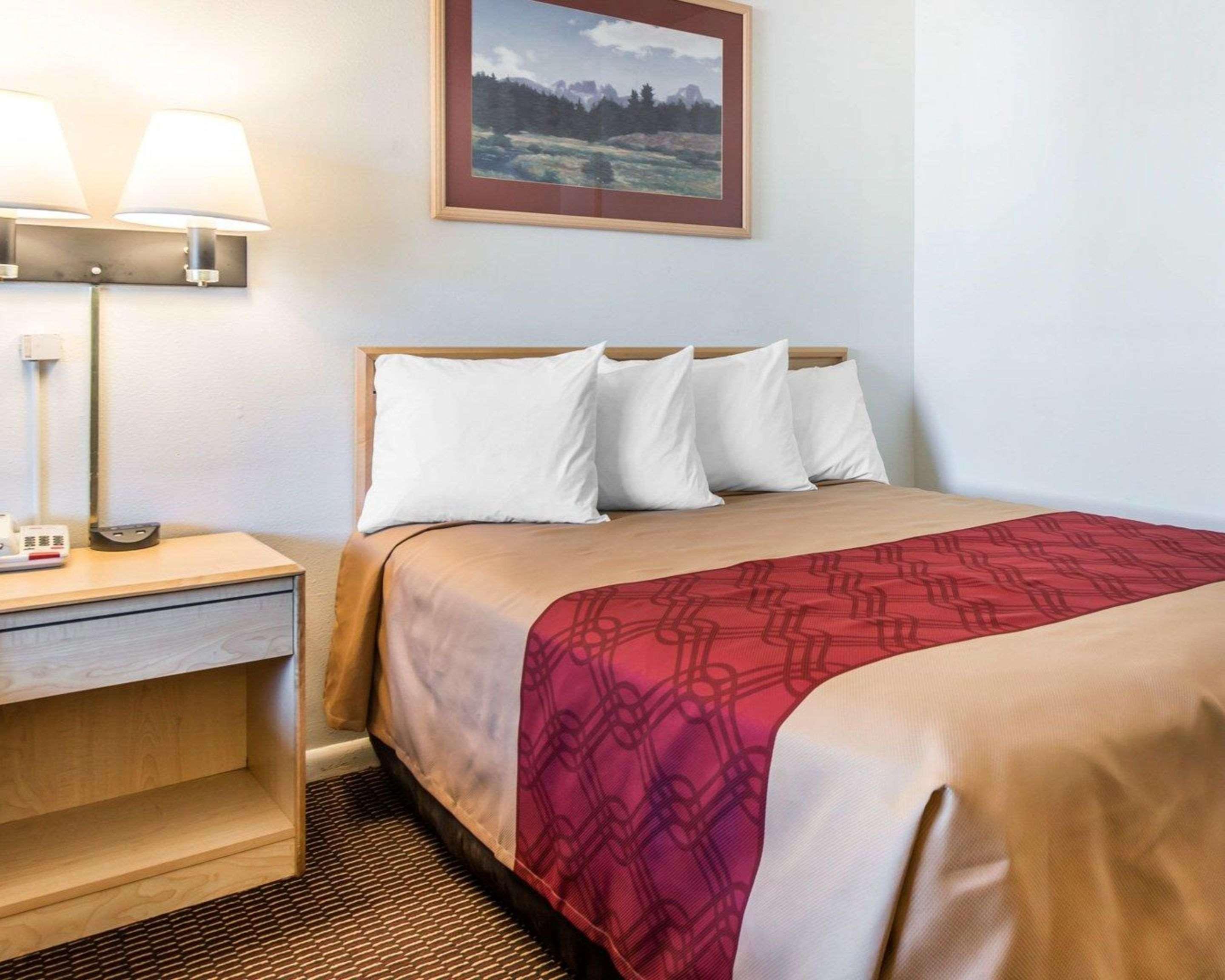 Econo Downtown Lodge *
